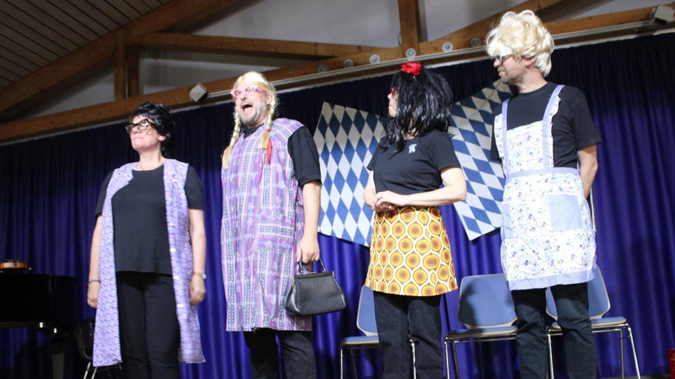 Dieses kirchliche Kabarett sorgte mit dem „weißblauen Beffchen“ für Begeisterung (von links): Irene Geiger-Schaller, Hannes Schott, Anne-Bärbel Ruf-Körver und Josef Höglauer.