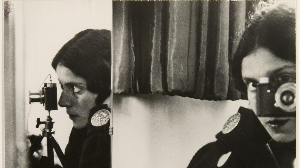 Ilse Bing (1899–1998) auf einem Selbstporträt aus dem Jahr 1931: Die Frankfurterin galt in Paris als Pionierin der Avantgardefotografie – und als „Königin der Leica“.  Foto: Historisches Museum Frankfurt/Ilse Bing