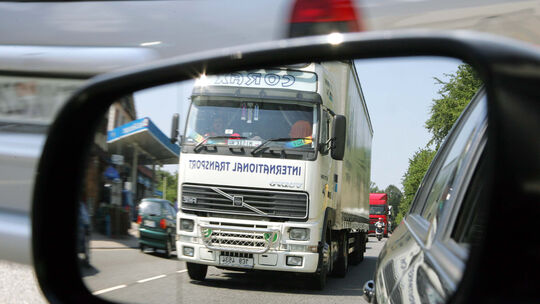 Schwerlastverkehr auf Bundesstraße