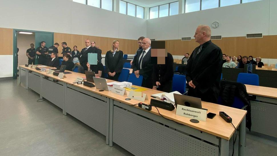 Die Angeklagten im Dauner Mordprozess mit ihren Verteidigern beim Prozessauftakt im April.  Foto: Rolf Seydewitz