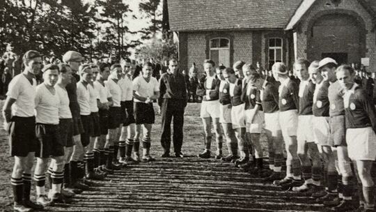 Ein Fußballspiel zwischen 1922 und 1951 auf dem allerersten Sportplatz in Hachenburg an der heutigen Graf-Heinrich-Straße Ein Fußballspiel zwischen 1922 und 1951 auf dem allerersten Sportplatz in Hachenburg an der heutigen Graf-Heinrich-Straße - 1