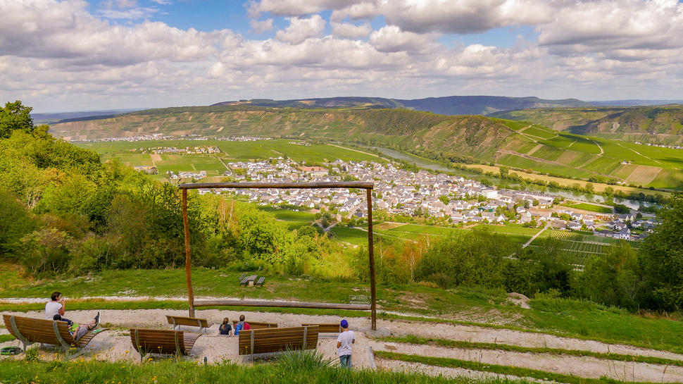 Von der Hangkante des Moselachters locken traumhafte Panoramen die Wanderer.  Foto: ideemedia/Poller