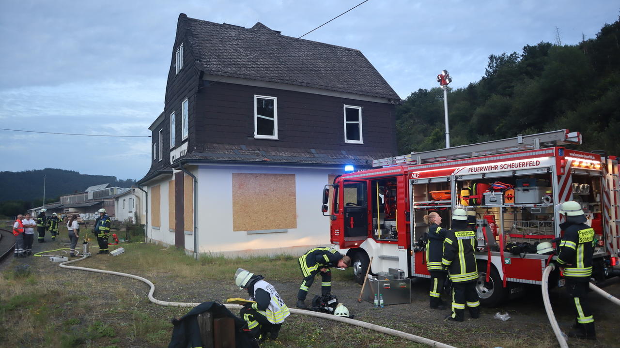 Feuerwehreinsatz in Scheuerfeld: Rauchentwicklung am alten Bahnhof