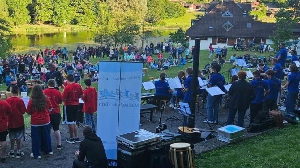Der Volkesfelder Chor Taktvoll war Initiator und Teil des inklusiven Konzerts am Waldsee in Rieden. Die Gäste strömten mit Picknickdecken, Klappstühlen und Getränken auf das Festivalgelände.