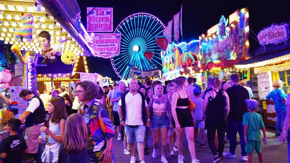 Was wäre der Jahrmarkt ohne seine Lichter? Hell illuminiert versprüht das Volksfest ganz besonders viel Charme. Dafür ist einiges an Strom notwendig.  Foto: Charlotte Eberwien (Archiv)