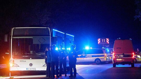 Frau sticht auf Busfahrgäste ein