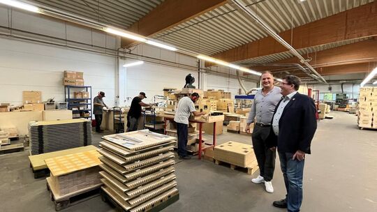 Marc Lausberg-Gajdosik (links) mit Landrat Jörg Denninghoff im Gespräch in den Produktionshallen der Fa. Lausberg in Nassau. Fot