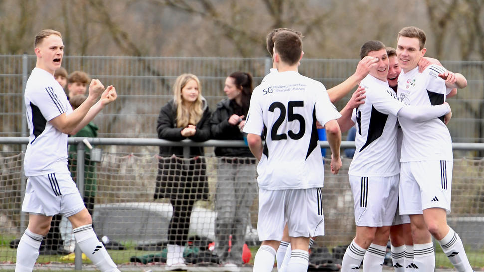 Gute Erinnerungen: Die SG Malberg (in Weiß) hofft, endlich mal wieder so jubeln zu dürfen, wie hier am 26. Spieltag der vergangenen Spielzeit nach dem 3:0 von Justin Nagel (ganz rechts) in Immendorf.  Foto: Andreas Hergenhahn