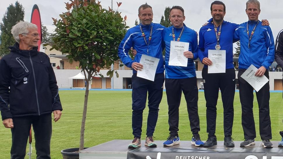 Der Blick richtet sich auf den Silbermedaillengewinner, die 4x400-Meter-Staffel der LLG Hunsrück mit (von links) Silvio Stenzel, Marco Brausch, Dominik Brausch und Christian Rötsch.  Foto: Andreas Liesenfeld