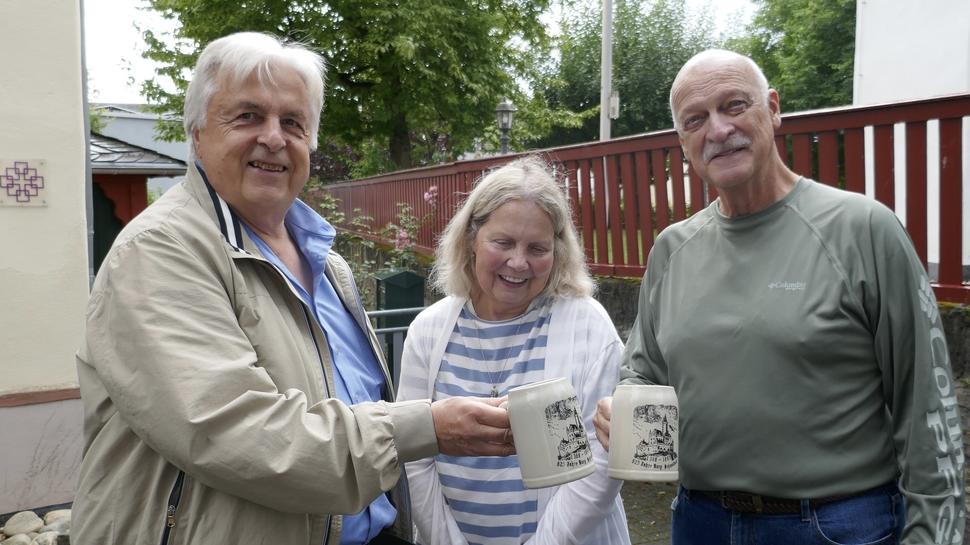 Burgschwalbachs ehemaliger Bürgermeister Ehrenfried Bastian (links) übergab Karen und Dan Major ein Präsent als Andenken.  Foto: Christopher Kahl