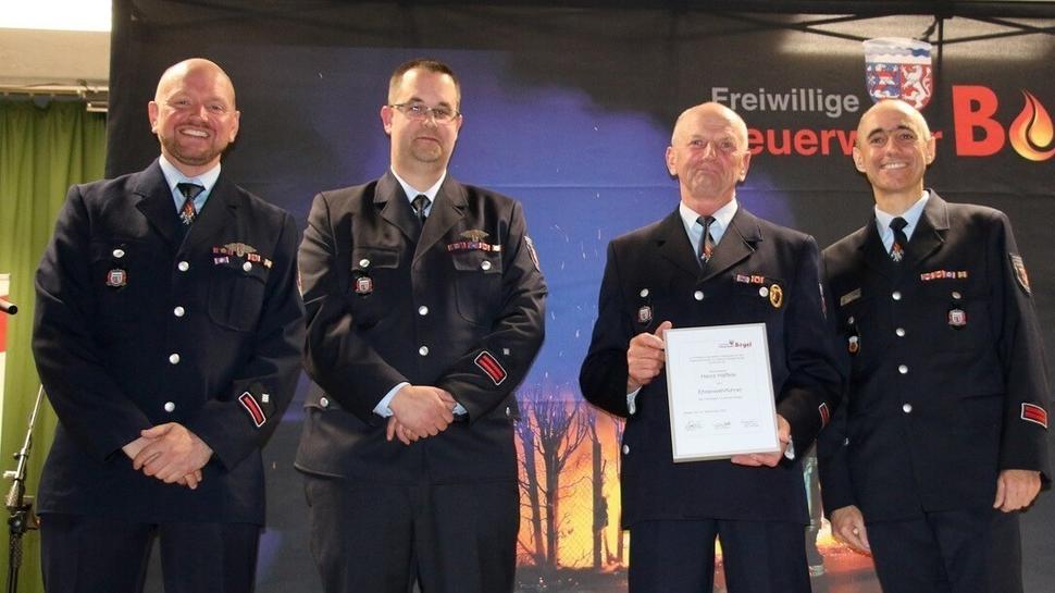 Lukas Häffele (links), Michael Krämer (2. von links) und der bis dato amtierende Wehrführer Michael Dexheimer (rechts) ernannten Heinz Häffele zum Ehrenwehrführer.  Foto: Jessica Dexheimer