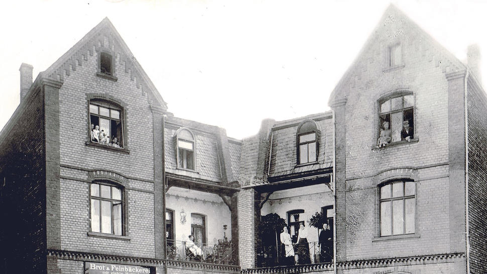 Das Doppelhaus Diezer Straße 49/51 mit der Brot- und Feinbäckerei Adolf Meuer (links) wurde beim Bombenabwurf am 19. September 1944 total zerstört. Allein die Backstube blieb stehen. Elf Menschen, die im Keller Schutz gesucht hatten, kamen ums Leben.  Foto: Familie Meuer/Bildmontage Dieter Fluck