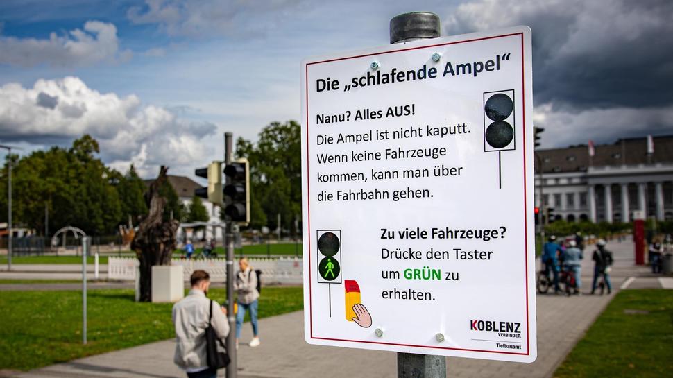 Wer die erste Querung von der Schlossstraße auf die Mittelinsel der Neustadt nutzt, findet dort die erste „schlafende“ Ampel in Koblenz. Wie diese funktioniert, erklärt das Tiefbauamt der Stadtverwaltung auf einem Hinweisschild. Foto: Andreas Egenolf/Stadt Koblenz