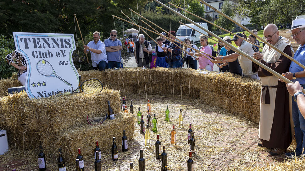 Geschick und eine ruhige Hand waren beim Flaschenangeln auf der Dorfmeile in Nistertal-Büdingen angesagt.  Fotos: Röder-Moldenhauer