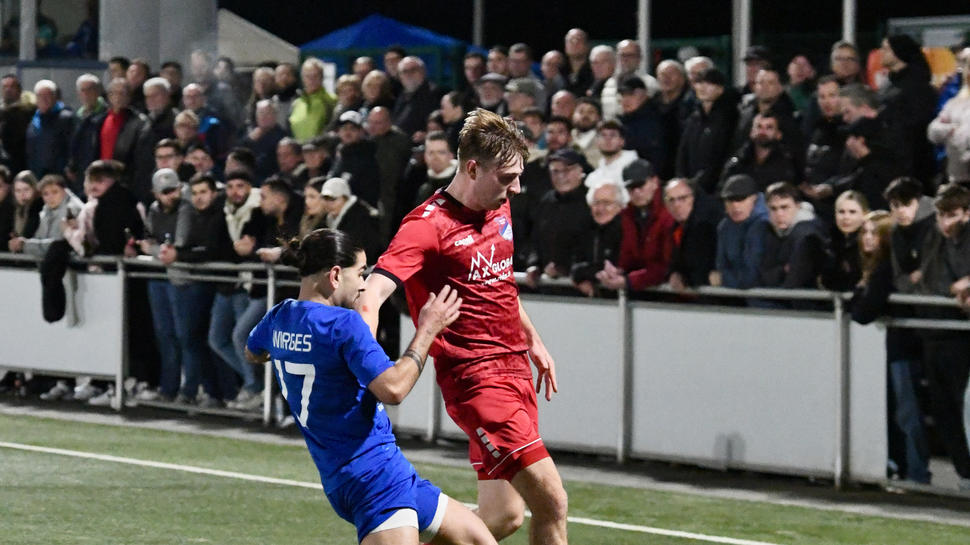 In der vergangenen Saison lockten die beiden Rheinlandliga-Derbys zwischen der Spvgg EGC Wirges (links Berkan Yavuz) und den Eisbachtaler Sportfreunden (rechts Lennard Plum) jeweils 1000 Zuschauer an. Auch heute hoffen beide Seiten auf eine tolle Kulisse.  Foto: Andreas Hergenhahn