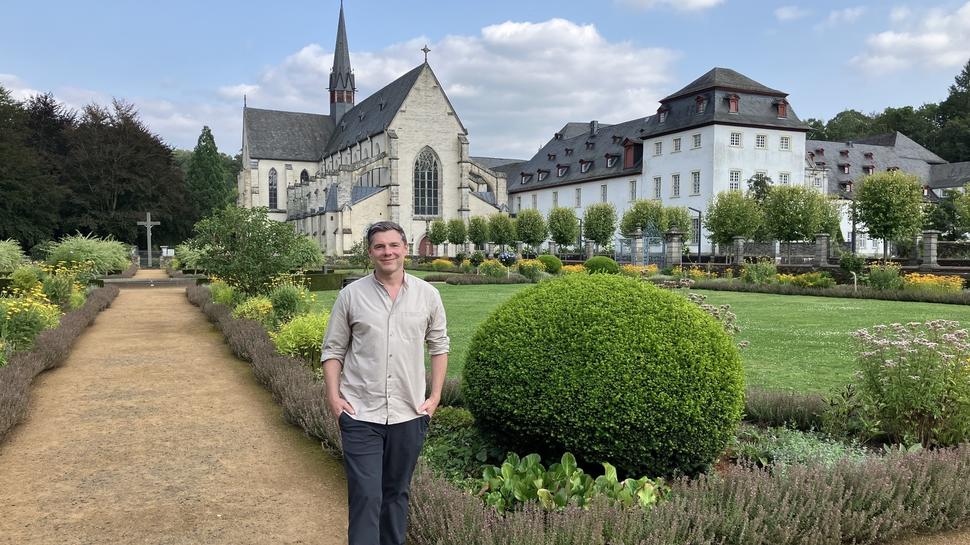 Der Herschbacher Tobias Beuler liebt es, um die Abtei Marienstatt zu spazieren. Wenn der Bausachverständige, Influencer und Bestsellerautor mit Frau und Tochter einmal im Monat aus Berlin seine Eltern im Westerwald besucht, lädt er hier seine Akkus auf.