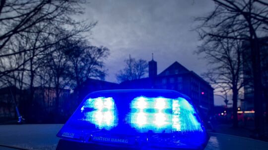 Ein Polizeiwagen steht am 12.02.2016 in Berlin an der Turmstraße. Dort war am frühen Morgen im Kellerbereich eines Wohnhauses ei Feuer im Kellerbereich löst Großeinsatz aus