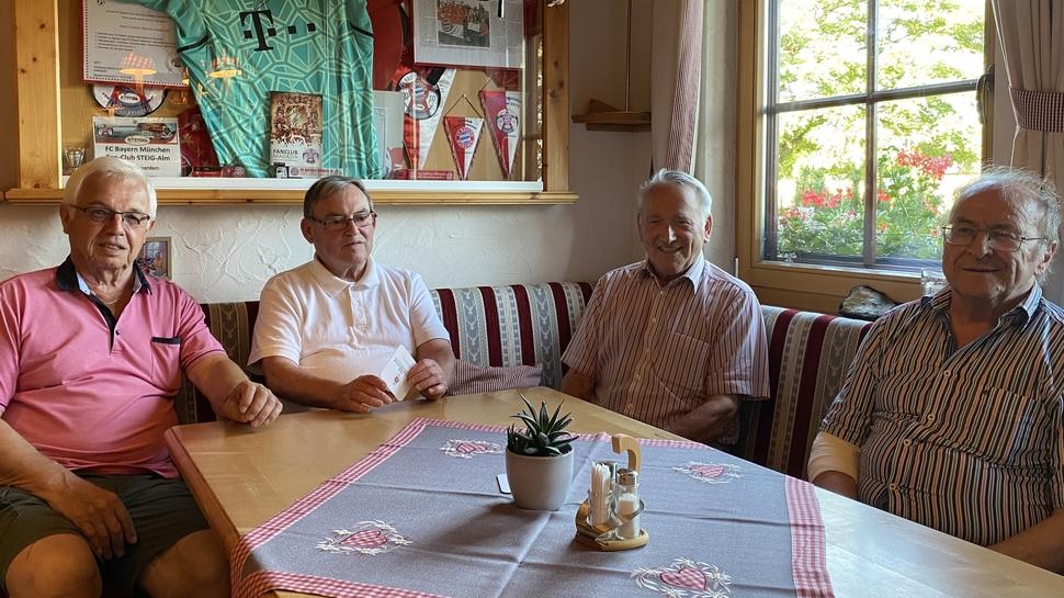 Sie verlangten dem deutschen Meister vor 60 Jahren alles ab: Torwart Manfred Müller, Kapitän Wolfgang Birkle, Torschütze Rudi Neeb sowie der für sein Spiel hochgelobte Hans-Werner Betz (von links). Auf der Marienberger Steig-Alm erinnerten sie sich an eine ganz besondere Partie.