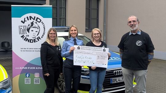 Spendenübergabe der Polizei Idar-Oberstein an den Verein Kind für Kinder Kirschweiler e.V.