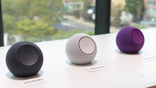 Mehrere Echo Dot Max von Amazon bei der Produktvorstellung Mehrere Echo Dot Max von Amazon bei der Produktvorstellung