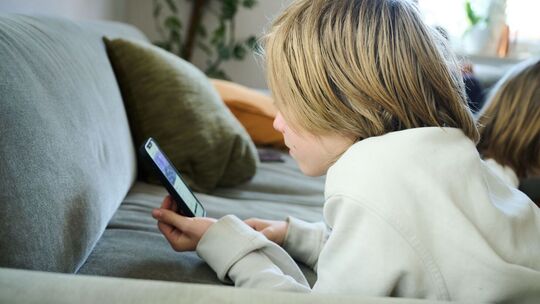 Symbolbild - Smartphone-Nutzung bei Kindern Symbolbild - Smartphone-Nutzung bei Kindern