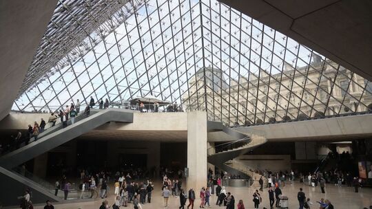 Louvre-Raub: Einbrecher scheiterten zunächst an Vitrine Louvre-Raub: Einbrecher scheiterten zunächst an Vitrine