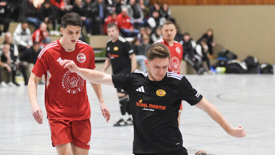 Er gehörte beim Qualifiaktionsturnier in Bad Sobernheim zu den auffälligsten Spielern: Nico Praß (schwarzes Trikot) möchte mit d Er gehörte beim Qualifiaktionsturnier in Bad Sobernheim zu den auffälligsten Spielern: Nico Praß (schwarzes Trikot) möchte mit d
