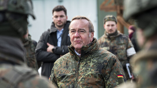 Boris Pistorius kündigte eine Milliardeninvestition am Standort Koblenz an. Sein Ministerium liefert nun Details nach. Boris Pistorius kündigte eine Milliardeninvestition am Standort Koblenz an. Sein Ministerium liefert nun Details nach.