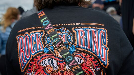 T-Shirts wie dieses haben Sammelcharakter und sind für waschechte Ringrocker ein Muss. Wer will, kann bei einem Wettbewerb in di T-Shirts wie dieses haben Sammelcharakter und sind für waschechte Ringrocker ein Muss. Wer will, kann bei einem Wettbewerb in di