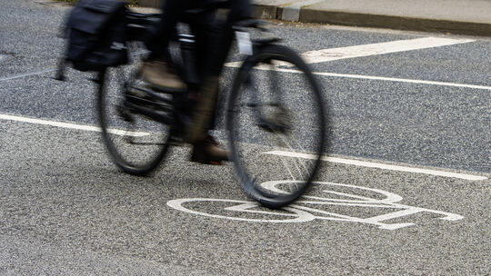 In Koblenz wie auch in Mainz wurden versuchsweise Fahrrad-Piktogramme auf Fahrbahnen aufgemalt. Während der Landesbetrieb Mobili In Koblenz wie auch in Mainz wurden versuchsweise Fahrrad-Piktogramme auf Fahrbahnen aufgemalt. Während der Landesbetrieb Mobili