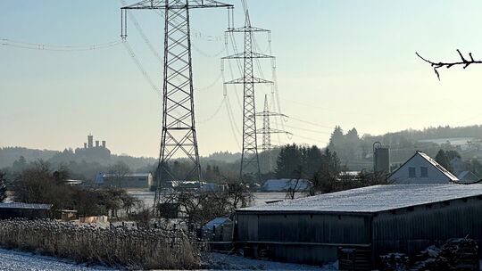 Im Hintergrund die malerische Schaumburg: Für den Ausbau von Ulratnet wird rund um Cramberg ausschließlich die bestehende Trasse Im Hintergrund die malerische Schaumburg: Für den Ausbau von Ulratnet wird rund um Cramberg ausschließlich die bestehende Trasse