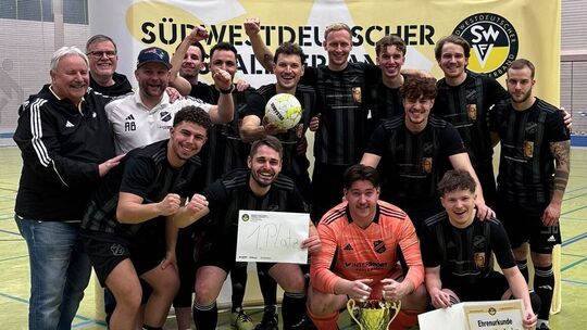 Da kommt Freude auf: Klaus Karl, der Vorsitzende des Verbandsspielausschusses, gratuliert der SG Weinsheim zum Gewinn der Futsal Da kommt Freude auf: Klaus Karl, der Vorsitzende des Verbandsspielausschusses, gratuliert der SG Weinsheim zum Gewinn der Futsal