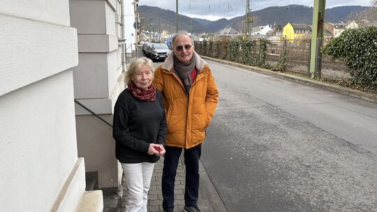 Giesela Strömann lebt in Boppard direkt am Schienennetz. Ihr Lebensgefährte Alfons Volk bietet ihr Zuflucht, wenn es in ihrem Ha Giesela Strömann lebt in Boppard direkt am Schienennetz. Ihr Lebensgefährte Alfons Volk bietet ihr Zuflucht, wenn es in ihrem Ha