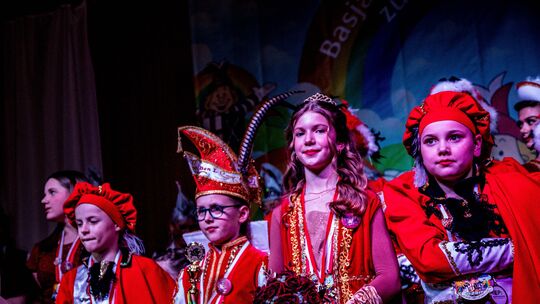 Das vereinseigene Kinderprinzenpaar, Prinzessin Jonna, I. und Kinderprinz Ben I., strahlte mit seinem Hofstaat um die Wette. Das vereinseigene Kinderprinzenpaar, Prinzessin Jonna, I. und Kinderprinz Ben I., strahlte mit seinem Hofstaat um die Wette.