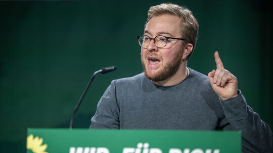 Kurz vor Ende der Wahlperiode rückt der Kaiserslauterer Grünen-Co-Landeschef Paul Bunjes in das Landesparlament nach. Er folgt a Kurz vor Ende der Wahlperiode rückt der Kaiserslauterer Grünen-Co-Landeschef Paul Bunjes in das Landesparlament nach. Er folgt a
