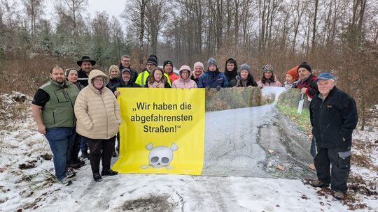Anwohner im Wildenburger Land kämpfen für den Ausbau der Kreisstraße 92. Der drei Kilometer lange Straßenabschnitt ist mittlerwe Anwohner im Wildenburger Land kämpfen für den Ausbau der Kreisstraße 92. Der drei Kilometer lange Straßenabschnitt ist mittlerwe