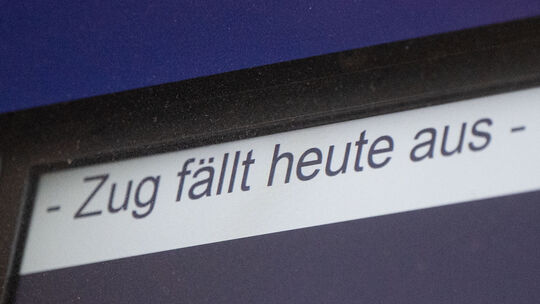 Eine Anzeige weist auf einen Zugausfall hin (Symbolbild). Mitte Februar kommt es bei der Mittelrheinbahn zu Einschränkungen. Eine Anzeige weist auf einen Zugausfall hin (Symbolbild). Mitte Februar kommt es bei der Mittelrheinbahn zu Einschränkungen.