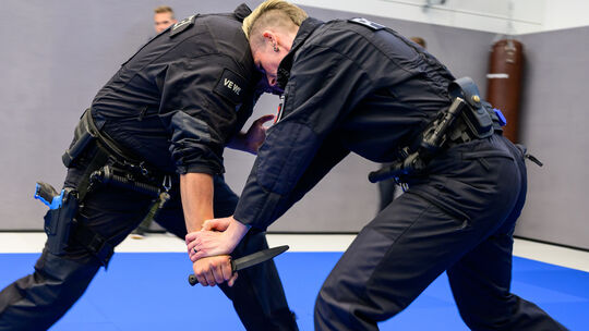 Jährlich wird in Rheinland-Pfalz bei Tausenden Einsätzen Gewalt gegen Polizeibeamte ausgeübt. In der Ausbildung werden die Beamt Jährlich wird in Rheinland-Pfalz bei Tausenden Einsätzen Gewalt gegen Polizeibeamte ausgeübt. In der Ausbildung werden die Beamt