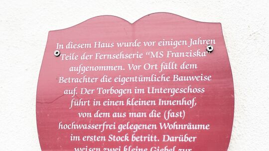 Ein Schild an einer Hausfassade in Leutesdorf erinnert an den Drehort der TV-Serie "MS Franziska". Ein Schild an einer Hausfassade in Leutesdorf erinnert an den Drehort der TV-Serie "MS Franziska".