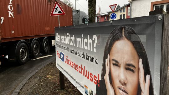 Hunderte Lastwagen rumpeln jeden Tag durch Dreis-Brück (Kreis Vulkaneifel). Die Bürger sind die Lärmbelästigung durch den Auswei Hunderte Lastwagen rumpeln jeden Tag durch Dreis-Brück (Kreis Vulkaneifel). Die Bürger sind die Lärmbelästigung durch den Auswei