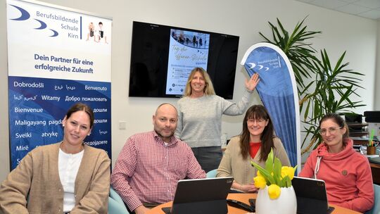 Das seit diesem Schuljahr vollständige Leitungsteam der BBS Kirn mit Schulleiterin Esther Barkanowitz (stehend) sowie (von links Das seit diesem Schuljahr vollständige Leitungsteam der BBS Kirn mit Schulleiterin Esther Barkanowitz (stehend) sowie (von links
