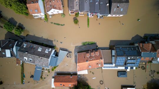 Stürme und Regen sorgen immer wieder für Schäden am Haus und im Garten. Eine gute Vorbereitung kann da hilfreich sein. Stürme und Regen sorgen immer wieder für Schäden am Haus und im Garten. Eine gute Vorbereitung kann da hilfreich sein.