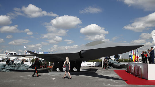 Eine Modell des zukünftigen europäischen Kampfjets wurde 2019 bei der 53. Internationalen Pariser Luftfahrtausstellung vorgeste Eine Modell des zukünftigen europäischen Kampfjets wurde 2019 bei der 53. Internationalen Pariser Luftfahrtausstellung vorgeste