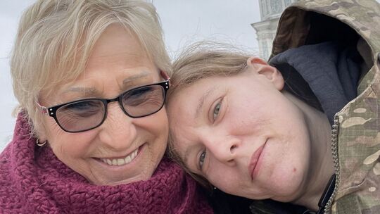 Am 31. Januar 2024 wird Savita Wagner (rechts) bei ihrem Einsatz als freiwillige Sanitäterin in der Ukraine tödlich verwundet. H Am 31. Januar 2024 wird Savita Wagner (rechts) bei ihrem Einsatz als freiwillige Sanitäterin in der Ukraine tödlich verwundet. H