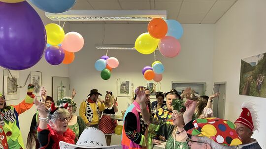 Mehrmals lässt die Kauber Narrenschar die Grundmauern des Rathauses mit einem dreifach donnernden Helau erschüttern. Mehrmals lässt die Kauber Narrenschar die Grundmauern des Rathauses mit einem dreifach donnernden Helau erschüttern.