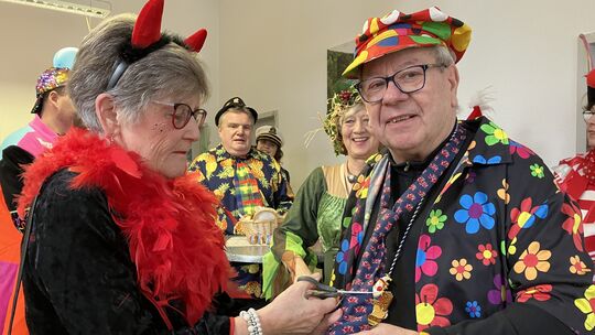 „Bernd, jetzt geht’s dir an den Kragen, jetzt haben die Frauen bis nach Fastnacht das Sagen“, ließ die zweitoberste Möhn Annedor „Bernd, jetzt geht’s dir an den Kragen, jetzt haben die Frauen bis nach Fastnacht das Sagen“, ließ die zweitoberste Möhn Annedor
