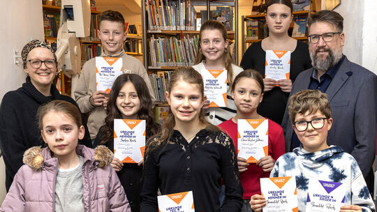Benedikt Reeh (vorne rechts) ist neuer Vorlesekönig im Bereich Westerwald-Nord. Zweite wurde Fine Elisa Mies (vorne Mitte), auf Benedikt Reeh (vorne rechts) ist neuer Vorlesekönig im Bereich Westerwald-Nord. Zweite wurde Fine Elisa Mies (vorne Mitte), auf