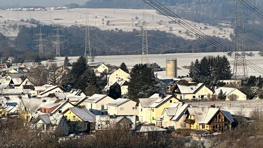 Im gesamten Rhein-Lahn-Kreis werden die Ultranet-Gleichstromleitungen an bestehenden Masten, wie hier in Cramberg, aufgehängt, w Im gesamten Rhein-Lahn-Kreis werden die Ultranet-Gleichstromleitungen an bestehenden Masten, wie hier in Cramberg, aufgehängt, w
