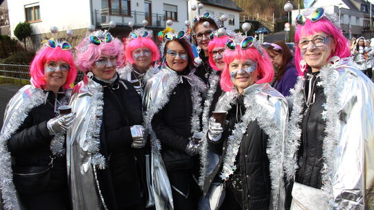 "75 Jahre Briedeler Karneval, völlig losgelöst im All" lautet das diesjährige Motto der Möhnen in Briedel. "75 Jahre Briedeler Karneval, völlig losgelöst im All" lautet das diesjährige Motto der Möhnen in Briedel.
