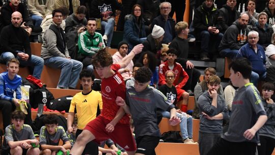 Die C-Junioren des SC Idar-Oberstein (in rot) hatten die JSG Nahetal im Finale in der Bein-Sporthalle sicher im Griff. Die C-Junioren des SC Idar-Oberstein (in rot) hatten die JSG Nahetal im Finale in der Bein-Sporthalle sicher im Griff.
